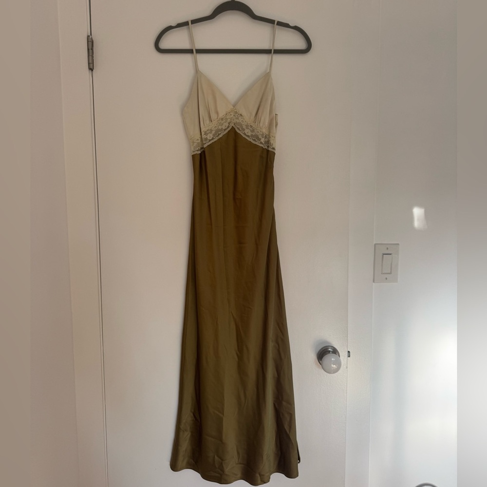 Chic Two-Tone Maxi Dress with Lace Detail